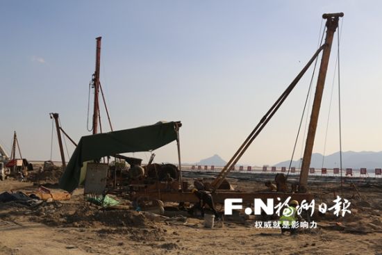 228国道长乐外文武围垦堤至下沙段路堤,建设者在一线奋战。记者 余少林 摄 228国道长乐外文武围垦堤至下沙段路堤,建设者在一线奋战。记者 余少林 摄