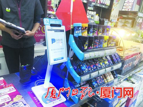 见福超市设置了可刷脸支付的摄像头和屏幕。