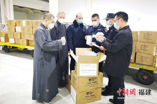 除运送乘客外,本次航班还搭载了两批捐赠防疫物资。(张少娟 摄) 除运送乘客外,本次航班还搭载了两批捐赠防疫物资。(张少娟 摄)